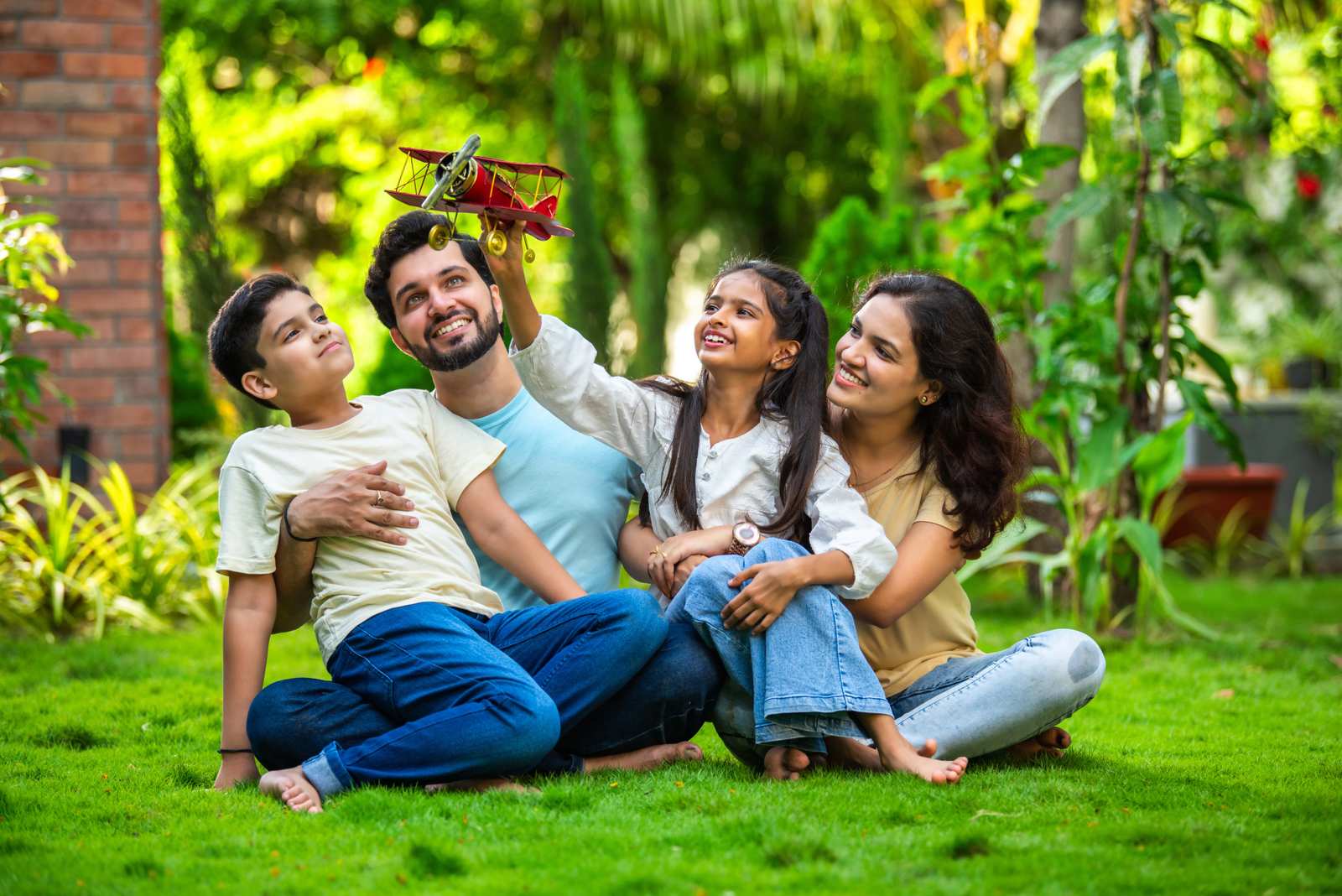 HAPPY-INDIAN-FAMILY.jpeg